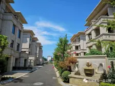 双拼别墅带南院和侧院地上三层地下一层毛坯房可贷款