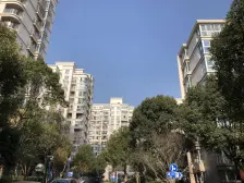 没想到这个价格可以买到,花园100多平的地铁口的别墅