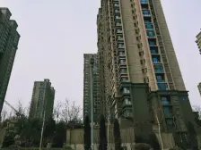 斤邻小区大门,三室两卫,即买即用,精装修 店长力推