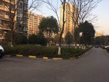 学笑必备,电梯房,不靠路,车位充足。