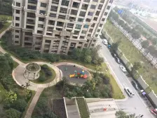 自住精装,拧包即住,小区游泳池篮球场配套完善。