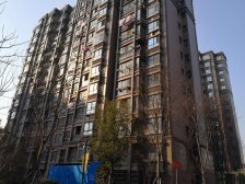 小区中心位置,不靠近马路,配套完善,房型正气