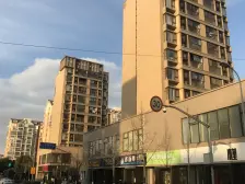 开放商装修交付,家具也全部都是比较有名的品牌