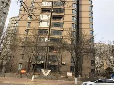 房子是2005年的房子,两室一厅的房 子,一楼的。