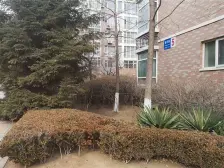 二期开发商定制户型 一跃二两层。楼前有花园