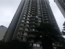 小区很安静,交通便利离轻轨站两百米。生活也很方便